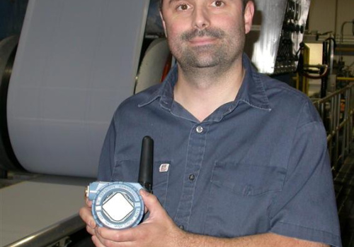 Daniel Thiboutot, technicien du CSPP, tenant dans ses mains un transmetteur WirelessHart.