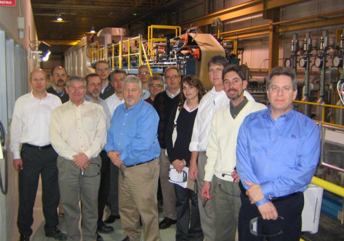 Le groupe de visiteurs d’E+L et les chercheurs du CSPP posant fièrement devant la machine à papier pilote.