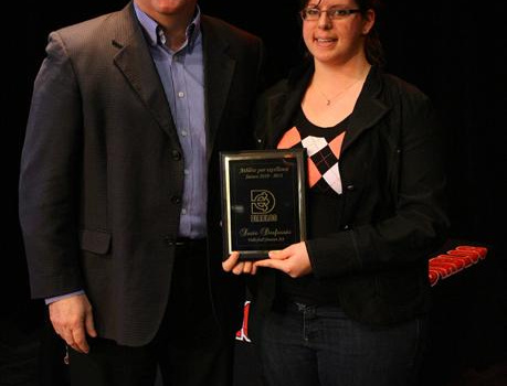 L’athlète féminine de l’année chez les Diablos, Suzie Desfossés, en compagnie du président de la Corporation Les DIABLOS de Trois-Rivières, Sylvain Desbiens. (Photo : Étienne Fournier)