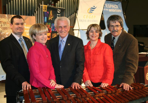 Dans l'ordre habituel, M. François Goudreau, enseignant au département de Musique et directeur du Camp musical urbain de la Mauricie, Mme Julie Boulet, ministre de l'Emploi et de la Solidarité sociale, M. Jean-Paul Diamond, député de Maskinongé, Mme Danielle St-Amand, députée de Trois-Rivières et M. Christian Muckle, directeur général du Cégep de Trois-Rivières.