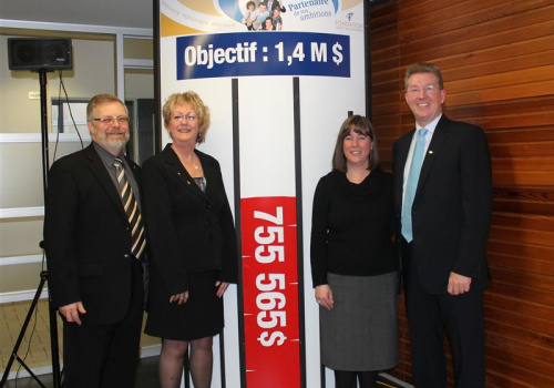 M. Raymond-Robert Tremblay, directeur général du Cégep de Trois-Rivières, Mme Carole Chevalier, présidente d'honneur de la campagne de financement, Mme Lucy Sicard et M. Claude Huard, respectivement directrice et président de la Fondation du Cégep de Trois-Rivières.