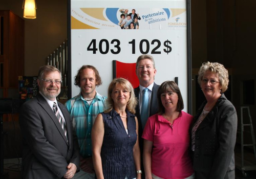 De gauche à droite : Raymond-Robert Tremblay, directeur général du cégep, François Gagnon, coprésident de la campagne interne, Carole Cholette, coprésidente de la campagne interne, Claude Huard, président de la Fondation, Lucy Sicard, directrice générale de la Fondation, et Carole Chevalier, présidente d’honneur de la campagne majeure de financement.