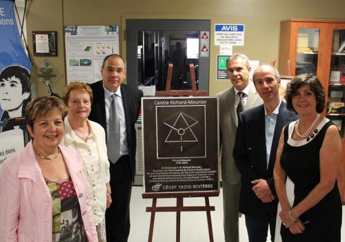 Lucie Comeau, directrice des études, Linda Neault, coordonnatrice du département de Métallurgie, en compagnie des membres de la famille de Richard Meunier : Solange Meunier et ses fils Jacques, Pierre et Jean Meunier.