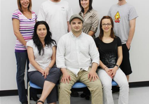 Devant : Marcia Arias, Alex Dorval et Claudine Ouellet. Derrière : Marjolaine Trudel, Francis D. Fournier, Jessica Marcoux et Miguel Pépin-Tremblay.