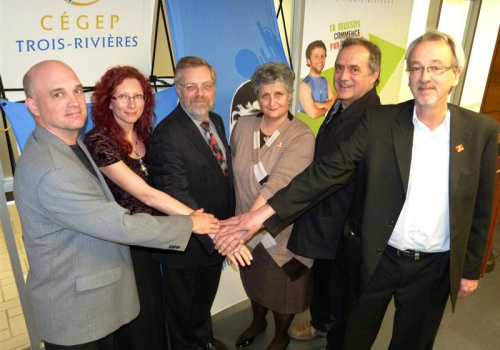 Jean Fournier, président du Syndicat des professeurs et professeures du Cégep de Trois-Rivières, Marie-Josée Girouard, enseignante en Travail social au Cégep de Trois-Rivières, Raymond-Robert Tremblay, directeur général du Cégep de Trois-Rivières, Julie-Anne Trottier, directrice générale du Collège Laflèche, Normand Frigon, coordonnateur du département d'Éducation spécialisée au Collège Laflèche et Alain Tapps, président de l'Association des professeurs du Collège Laflèche.