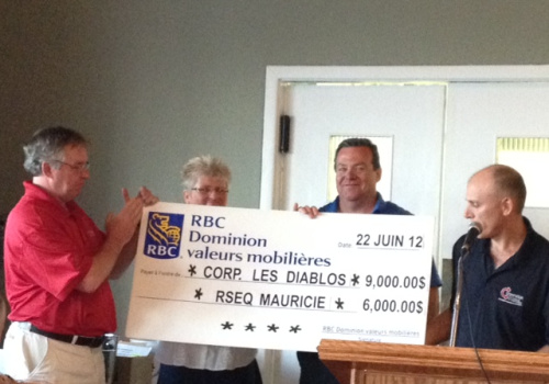 De gauche à droite : Serge Hamel, directeur général adjoint à la Commission scolaire du Chemin-du-Roy et président de la section Mauricie du RSEQ, Micheline Guillemette, directrice générale de la section Mauricie du RSEQ, Sylvain Desbiens, président de la corporation Les Diablos et Daniel Lamothe, conseiller en placement et gestionnaire de portefeuille chez RBC-Dominion – valeurs mobilières et membre de la Corporation Les Diablos.