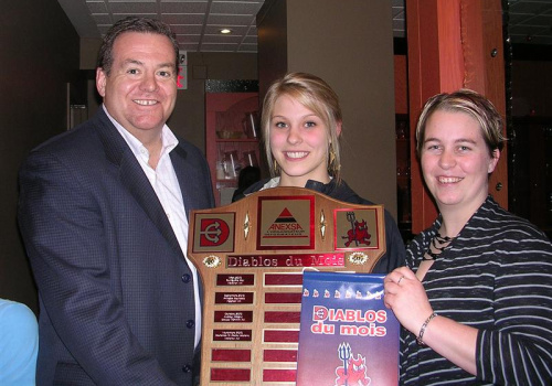 L’athlète Diablos du mois de mars, Marie Loranger de l’équipe féminine de basketball AA, entourée de Sylvain Desbiens, président de la Corporation Les Diablos et Karine Oellette, responsable du Service des sports du Cégep de Trois-Rivières.