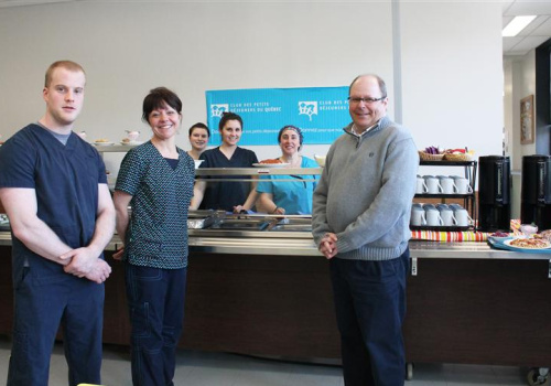 Marc-Antoine Bouley-Pratte, étudiant responsable de la production, Anne-Marie Lefaivre enseignante Techniques de diététique et Daniel Tessier, coordonateur aux services aux étudiants, en compagnie des étudiantes qui ont préparé et servi le diner bénéfice à la Caf-école.