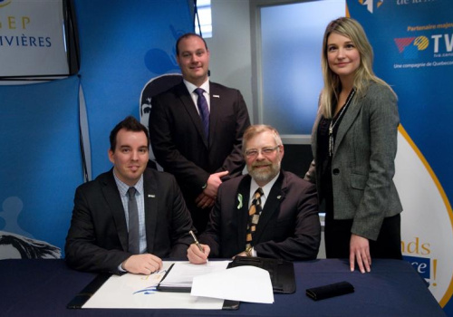 Le directeur général de la Jeune chambre de commerce de la Mauricie (JCCM) et le directeur général du Cégep de Trois-Rivières procèdent à la signature de l’entente. Ils sont en compagnie de Mathieu Lahaye, vice-président de la JCCM, et de Karine Provencher, présidente du conseil d’administration du Cégep de Trois-Rivières.