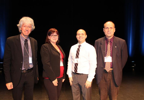 Le directeur du Centre de recherche sur l’aluminium (REGAL), M. Daniel Larouche, en compagnie des membres du comité organisateur du Centre de métallurgique du Québec (CMQ), Francine Corneau agente de développement et de liaison en métallurgie, Nicolas Giguère ingénieur-chercheur et Franco Chiesa, directeur scientifique.