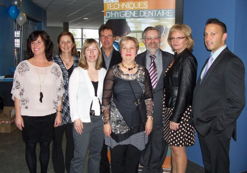 Hélène Hébert, enseignante, Lynda Gagnon, enseignante, Dre Catherine Hamelin, Jean-Maurice Roy, Lucie Comeau et Raymond-Robert Tremblay, respectivement directrice des études et directeur général du Cégep de Trois-Rivières, Johanne Côté, présidente de l’Ordre des hygiénistes dentaires du Québec, Adrian Marolly, représentant de Philips Sonicare.