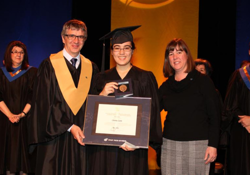 Dr Richard Béliveau, diplômé honorifique du Cégep de Trois-Rivières et Lucy Sicard (directrice de la Fondation) entourent Chérine Zaïm, diplômée du cégep en Science, lettres et art et médaillée du Gouverneur général du Canada.