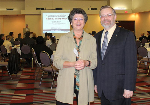 Claire Boulé, coordonnatrice générale du Réseau Trans-tech, en compagnie de Raymond-Robert Tremblay lors de l’assemblée annuelle des directeurs généraux des CCTT du Québec.