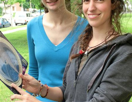 Katherine Légaré et Marie-Pier Neault., les deux animatrices de la saison 2012 à l’Observatoire du Cégep de Trois-Rivières à Champlain.