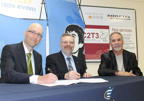 Jean-Philippe Saia, président et chef de la direction de Sogetel, Raymond-Robert Tremblay, directeur général du Cégep de Trois-Rivières et Tayeb Medjeldi, directeur du C2T3.