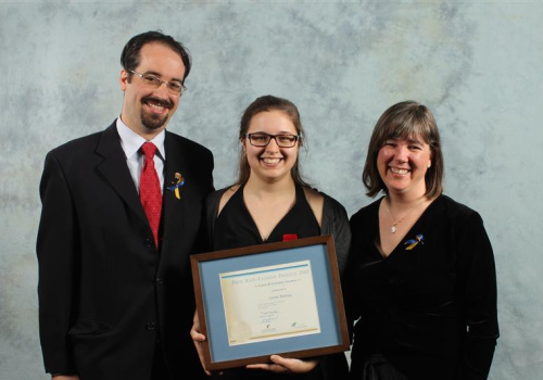 Léonie Matteau, étudiante en Techniques de soins infirmiers, récipiendaire du Prix Jean-Claude-Proulx remis à l’élève qui a su concilier excellence scolaire et engagement communautaire. Elle est entourée de Mme Lucy Sicard, directrice de la Fondation du Cégep de Trois-Rivières et de M. Dominic Germain, premier récipiendaire du Prix Jean-Claude-Proulx en 1997. M. Germain est directeur Services Internet chez Sogetel.