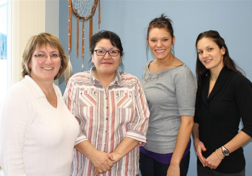 L’enseignante Chantal Coutu en compagnie de Mme Christiane Lalo, Chef de bande de Pakua Shipi et des étudiantes Andréanne Chênevert et Cynthia Baril.