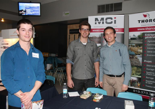 Dannik Florent, étudiant finissant en Génie civil, en compagnie de Guillaume Turcotte et Benoît Lépine, de Thorco construction. M. Turcotte est lui-même diplômé du programme Technologie du génie civil du Cégep de Trois-Rivières.