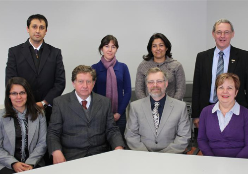 Devant : Sylvia Alarcon Pachelo et Andrés Lyon Garcìa, respectivement directrice et recteur du Centre de Formation Technique de San Augustin De Talca au Chili, Raymond-Robert Tremblay et Lucie Comeau, respectivement directeur général et directrice des études du Cégep de Trois-Rivières. Derrière : Felipe Contreras Dìaz (directeur de l’administration et des finances), Beatriz Hernandez Henriquez (professeur ing. en agriculture) et Karina Pizarro Guinez (chef du secteur agricole) du Centre de Formation Technique de San Augustin De Talca et Denis Moreau, spécialiste en élaboration de programmes techniques du Cégep de Trois-Rivières.