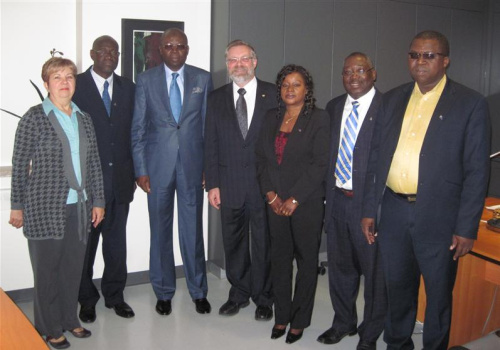 Mme Lucie Comeau, directrice des études, M. Mamadou SIDIBE, Directeur de cabinet, M. Mamadou Koné, Ministre Secrétaire d'État, M. Raymond Robert-Tremblay, directeur général, Mme ATTAMAH née Mariane KONÉ, Sous directeur de l'administration, du personnel et du patrimoine, M. Philippe Mpeck, coordonnateur du SDCI, M. Charles HLYH GNELBIN LAKOUN, Directeur de la réinsertion.