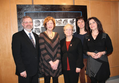 Raymond-Robert Tremblay, directeur général, Denyse Baillargeon, conférencière, en compagnie des représentantes du Comité femmes Élise Hébert, Martine Thibault et Marie Line Neault (absente sur la photo : Natacha Giroux).