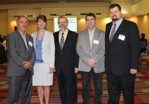 Tayeb Medjeldi (directeur, C2T3), Nancy Déziel (directrice, CNETE), Raymond-Robert Tremblay (directeur général, Cégep de Trois-Rivières), Mario Parenteau (directeur, CSPP) et Gheorges Marin (directeur, CMQ).