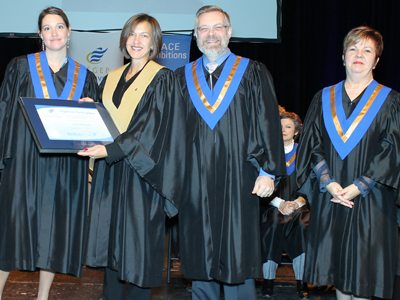 Mme Annie Villemure, entourée de Mme Karine Provencher (présidente du conseil d'administration), M. Raymond-Robert Tremblay (directeur général) et Mme Lucie Comeau (directrice des études).