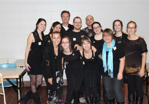 Marilie Cormier Gaudet, Fabienne Gauthier, Kate Tessier, Gabrielle Landry-Latendresse, David Bourgeois, Coralie Gagnon-Voyer, Julie Dionne, Sophie Lamirande, Anaïs Gignac Massicotte et Marie-Philippe Dupuis. Derrière, les enseignants Alain Dumas et Jean Fournier.