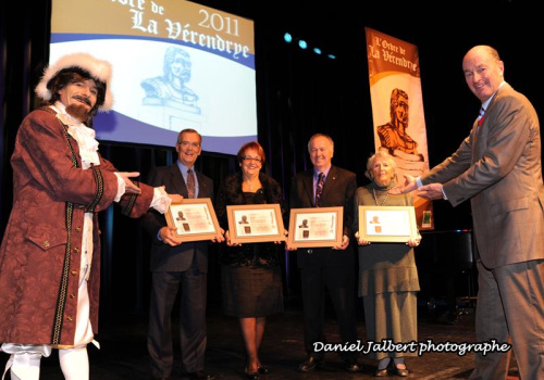 Fernande Boisvert (troisième à partir de la gauche), accompagnée du maire Yves Lévesque et de trois autres lauréats : André Pleau, Laurent Pontbriand et Madeleine Roy. (photo : Daniel Jalbert)