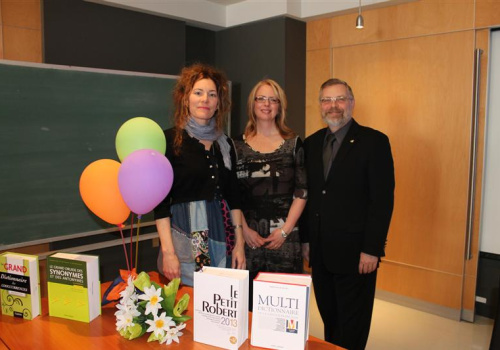 L’enseignante Isabelle Lefebvre, auteure de la dictée, en compagnie de l’enseignante et animatrice linguistique Maryse Saint-Pierre et du directeur général du collège, Raymond-Robert Tremblay.