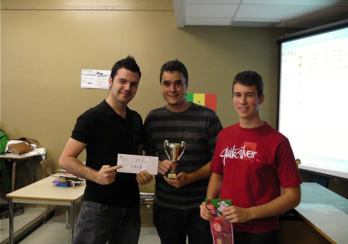 L’équipe qui a remporté le premier prix était composée de trois étudiants en Technologie de l’électronique : Justin Jutras, Gabriel Labrecque et Alexandre Lefebvre. (dans le désordre)