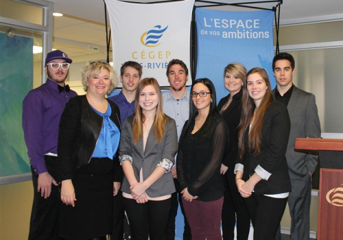 Les étudiants en Gestion de commerces responsables des communications pour le Gala de la pub : Sébastien Laneuville, Isabelle Rouleau (enseignante), Simon Auger, Caroline Dufresne, Francis-Olivier Jutras, Valérie Giguère, Noémie Roy, Eveline Trudel-Ruest et Vincent Sévigny