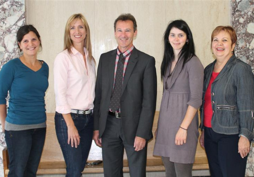 Annie Provencher (enseignante Génie civil), Lucie Chartier (coordonnatrice Génie civil) et Lucie Comeau (directrice des études) entourent les représentants du ministère des Transports - Direction de la Mauricie-Centre-du-Québec : Jean Douville (directeur) et Brigitte Blais (adjointe à la direction).