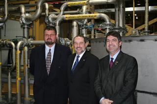 L'honorable Denis Lebel, ministre d'État de Développement économique Canada, entouré de Gheorghe Marin, directeur du CMQ et de Mario Parenteau, directeur du CSPP, deux centres de transfert de technologie du Cégep de Tris-Rivières.