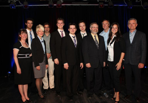 De gauche à droite : Lucy Sicard (Fondation), Louis-Alexandre Beauchemin (Qw4rtz), Johanne Trahan (SAQ), Guy Lavigne (Cégep de Trois-Rivières), David Gélinas (Qw4rtz), François Pothier-Bouchard (Qw4rtz), Xavier Roy (Qw4rtz), Raymond-Robert Tremblay (Cégep de Trois-Rivières), Paul Cusson (Construction G. Therrien), Alexandrine Garceau (attachée politique de Danielle St-Amand), Daniel Boisvert (Genivar).