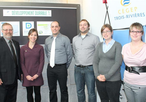 Raymond-robert Tremblay, directeur général du cégep de Trois-Rivières, Julie Adam, représentante de la ville de Trois-Rivières, Gabriel Hamelin, responsable de l’environnement au Cégep de Trois-Rivières, Michael Desaulniers, responsable aux affaires environnementales à l’AGE, Julie Caron-Royer, représentante de Roulons Vert et Sarah Tardif, coordonnatrice du comité Pouce Vert.