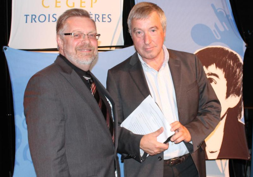 Le directeur général, Raymond-Robert Tremblay, en compagnie du conférencier Guy Haarscher.