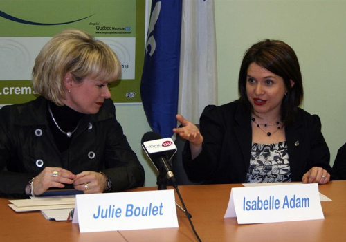 La ministre Julie Boulet annonçait le financement de quatre Initiatives ciblées pour les travailleurs âgés dans la région. On la voit ici en compagnie de Mme Isabelle Adam, responsable du projet « La route vers l’emploi » du Cégep de Trois-Rivières.