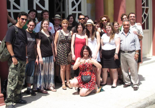 Groupe devant le Théâtre Historique de Manzanillo avant la représentation. À l’extrémité de gauche : Pavel, le représentant régional du Ministère des Affaires étrangères de Cuba dans le secteur de la Culture. À l’extrémité de droite : Ezechiel, le coordonnateur de projets de l’Institut Cubain pour l’Amitié entre les Peuples (ICAP).