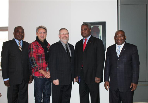 Antoine Lukaso, consultant, Daniel Bédard, coordonnateur du département d’architecture, Raymond-Robert Tremblay, directeur général du Cégep de Trois-Rivières, Tertius Zongo, ancien premier ministre du Burkina Faso et Philippe Mpeck, coordonnateur du Service de la coopération et du développement international au Cégep de Trois-Rivières.