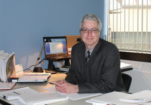 Jean Des Lauriers, conseiller pédagogique en recherche et développement, assiste les intervenants dans leur recherche de financement et dans la réalisation de leurs projets.