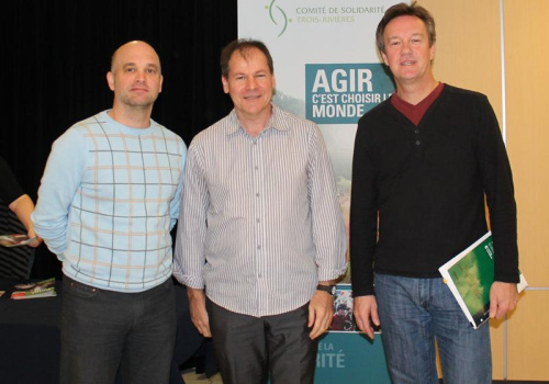 Les enseignants Jean Fournier et Alain Dumas entourent le conférencier Jean-François Aubin, coordonnateur du Réseau québécois de revitalisation.