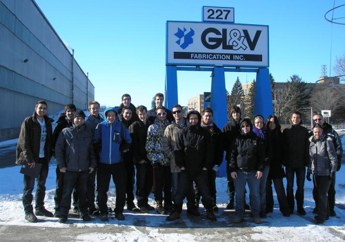 Les étudiants en Technologie de l'électronique industrielle devant la bâtisse GL&V Fabricaiton
