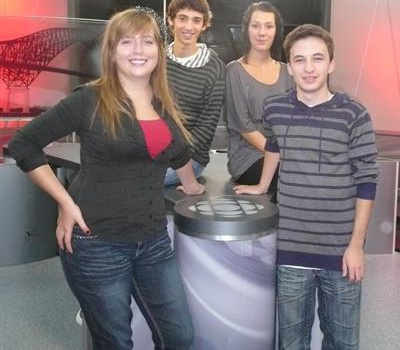 Maude Denis-Melançon, William Laprise-Desbiens, Claudia Thellend et Nicolas Poulin, chroniqueurs d’un jour à Radio-Canada. Absente sur la photo : Andréa Bellavance.