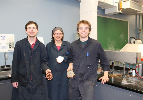 Les étudiants Laurent Pelletier et Jonathan Frenette-Marcoux entourent l’enseignante Lucie Forget. Ensemble, ils ont réalisé la finition des médailles pour la Finale des Jeux du Québec qui se tiendra à Shawinigan cet été.