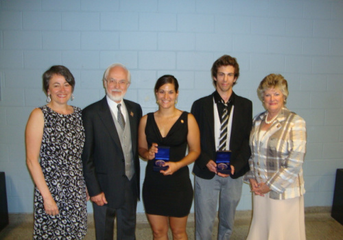 Le lieutenant-gouverneur du Québec, l’honorable Pierre Duchesne et son épouse, madame Ginette Lamoureux, entourent Caroline Tessier et Xavier Bouchard-Paquin ainsi que la travailleuse sociale du collège Lise Ouellet qui les accompagnait.