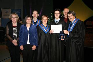 Éric Bélanger, Stéphanie Blais, l’athlète et conférencier Bruny Surin, Raymond-Robert Tremblay et Catherine Lajoie. Absent sur la photo : Louis Millette et Catherine Courtois.