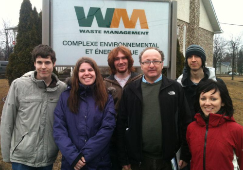 De gauche à droite : Philippe Catellier, Sophie Duchesneau, François Séguin-Leblanc (étudiants), Hugues Vincelette (Coordonnateur des relations communautaires chez Waste Magagement), Jérémy Lemay, étudiant et Madelaine Rouleau (enseignante).