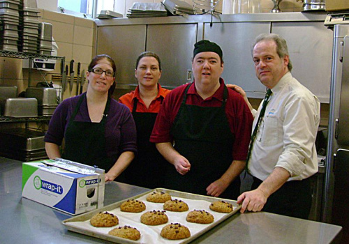 Sylvianne Patry (éducatrice CRDI au Plateau du cégep), Sonia Lapointe (pâtissière), Hugo Descheneaux, membre de l'équipe du Plateau et travail et Gaétan Daviau (directeur du Service alimentaire, Groupe Compass).