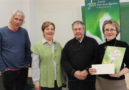 Jean-François Lacoursière, enseignant responsable du PLC en parascolaire, Lucie Comeau, directrice des études au Cégep de Trois-Rivières, M. Michel Poisson de la Fondation de la Société Saint-Jean-Baptiste et Rita Painchaud, enseignante responsable du PLC.